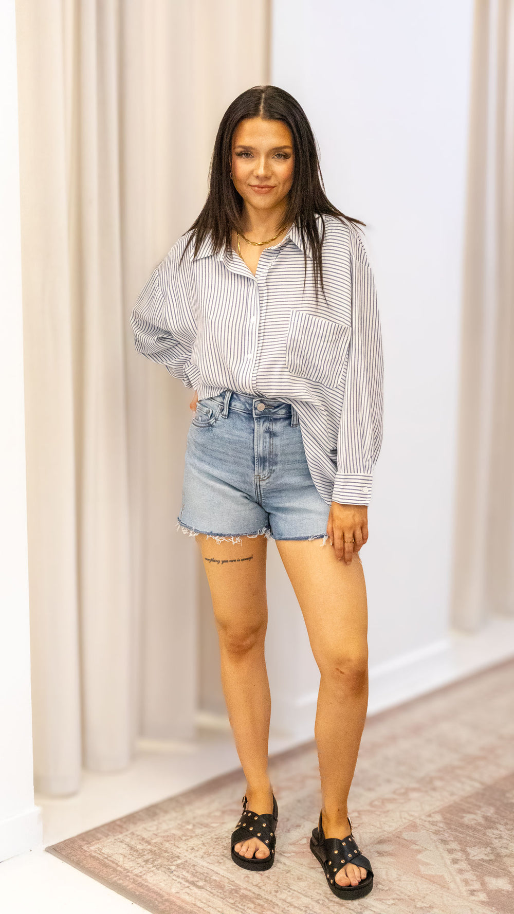 DISTRESSED HEM DENIM SHORTS