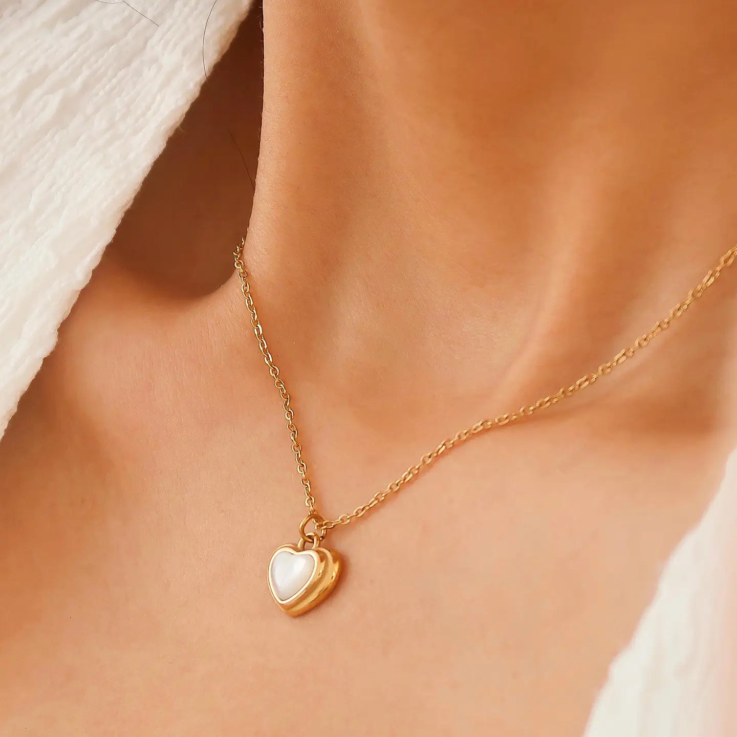 18K GOLD NON-TARNISH SHELL STONE HEART NECKLACE