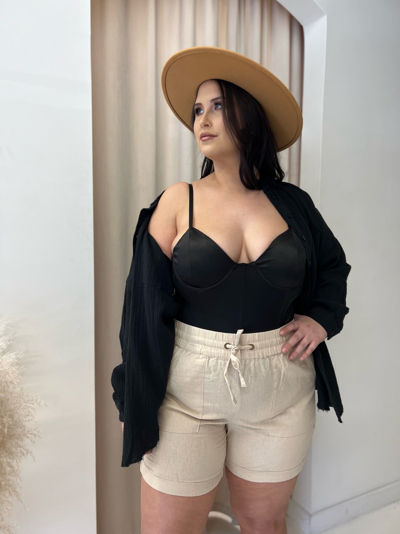 AVA LINEN SHORTS (CURVY) (BEIGE)